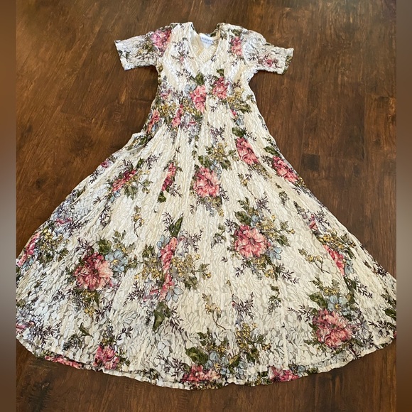Nostalgia Crinkly Lace Floral Rayon Dress - Picture 3 of 4